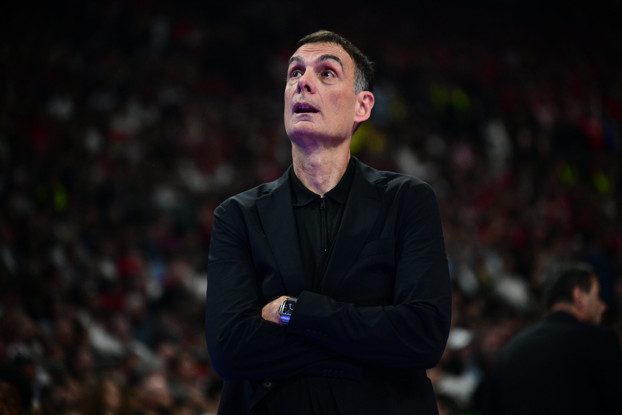 Συγκλονιστική στιγμή: Η υπόκλιση του Μπαρτζώκα στον κόσμο του Ολυμπιακού