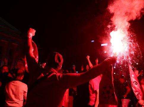 «Φλέγεται» όλη η Ελλάδα για το ευρωπαϊκό του Θρύλου – Στους δρόμους ο κόσμος του Ολυμπιακού (vids)