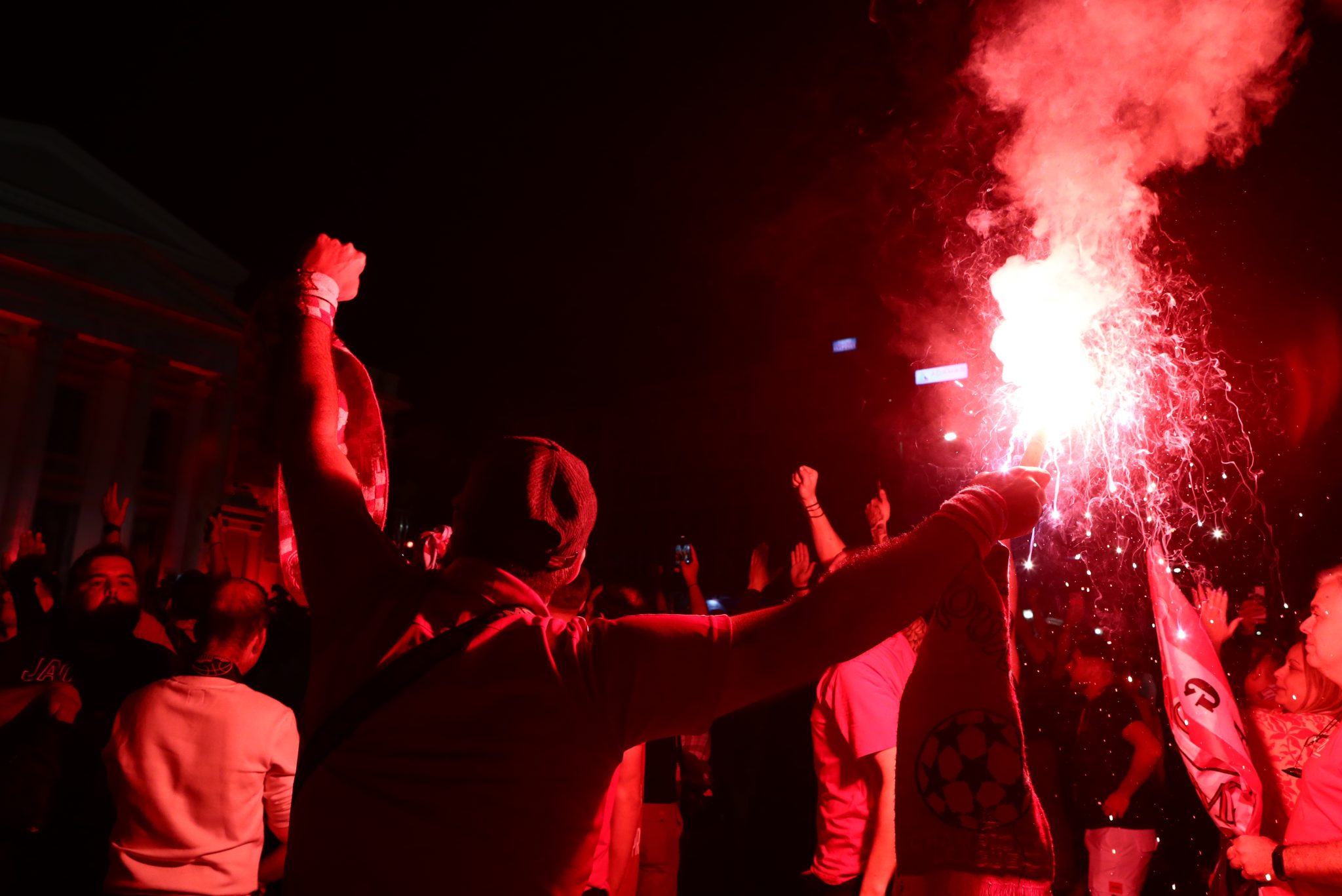 «Φλέγεται» όλη η Ελλάδα για το ευρωπαϊκό του Θρύλου – Στους δρόμους ο κόσμος του Ολυμπιακού (vids)