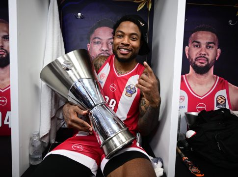 Οι παίκτες του Ολυμπιακού με το τρόπαιο της Euroleague στα αποδυτήρια του T-Center (pics)