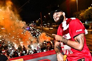 Ολυμπιακός: Η θρυλική διαδρομή από το ξενοδοχείο μέχρι το Δημοτικό Θέατρο Πειραιά (vid)