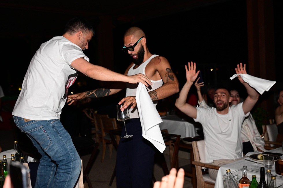 Τρελό γλέντι για τη Euroleague: Το σόου του Φουρνιέ στην πισίνα, ο Γουόκαπ με την ελληνική σημαία και οι ξέφρενοι χοροί