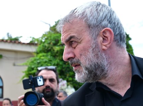Γωγώ Μαστροκώστα: Συντετριμμένος ο Τραϊνος Δέλλας και η μητέρα της στην κηδεία της