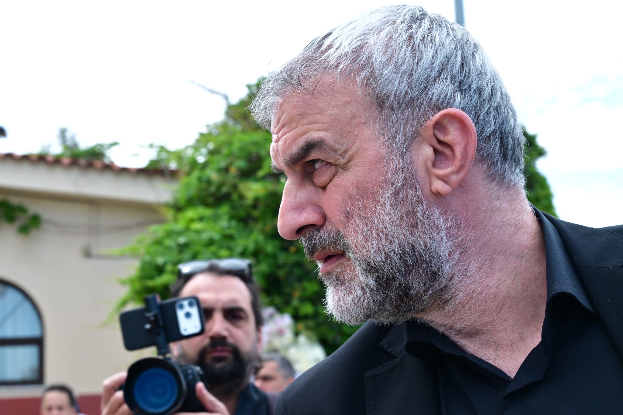Γωγώ Μαστροκώστα: Συντετριμμένος ο Τραϊνος Δέλλας και η μητέρα της στην κηδεία της