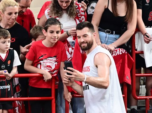 Η σέλφι του Πίτερς με τους μικρούς φίλους του Ολυμπιακού (pic)