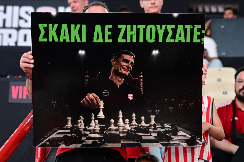Πλακάτ στο ΣΕΦ για τον… σκακιστή Μπαρτζώκα: «Σκάκι δεν ζητούσατε;» (pic)