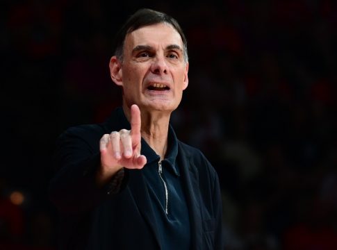 Ολυμπιακός – ΑΕΚ: «Τρελάθηκε» ο Μπαρτζώκας μετά από τρίποντο του Πίτερς! – Δείτε πώς πανηγύρισε (vid)