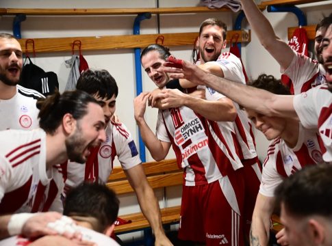 Το «ερυθρόλευκο» γλέντι τίτλου στην έδρα της ΑΕΚ (pics)