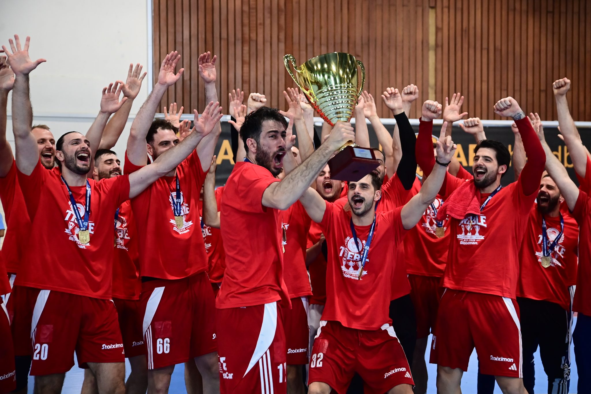 Το «ερυθρόλευκο» γλέντι τίτλου στην έδρα της ΑΕΚ (pics, vid)