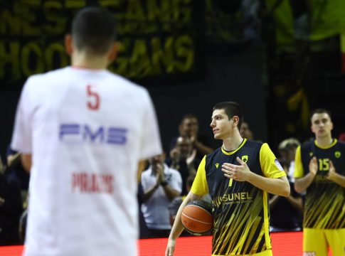 Συμπαίκτες, αντίπαλοι και κόσμος χειροκρότησαν τον Φλιώνη πριν το τζάμπολ (vid)