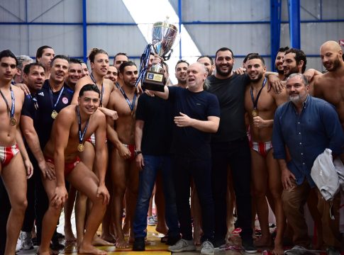 Η απονομή του τροπαίου στον πρωταθλητή Ολυμπιακό (vid)