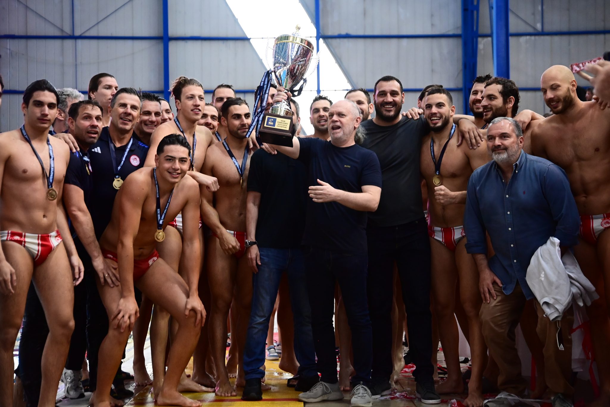 Η απονομή του τροπαίου στον πρωταθλητή Ολυμπιακό (vid)