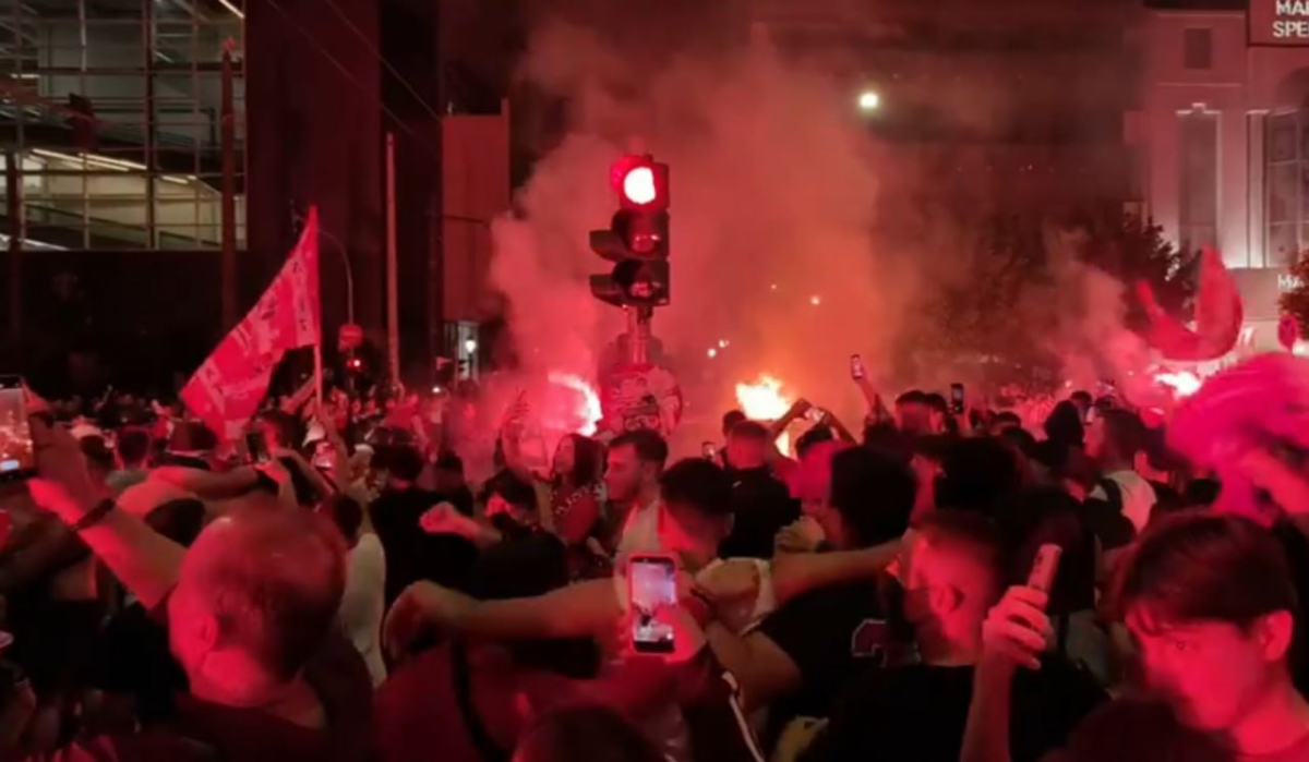 «Τρελό» πάρτι των οπαδών του Ολυμπιακού στο Πασαλιμάνι (vids)