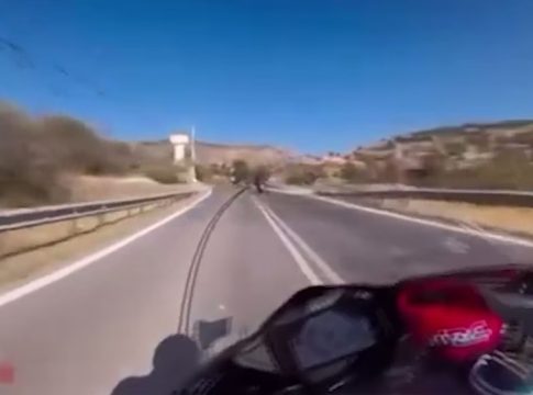 Ετρεχε με 240 χλμ/ώρα στην παλαιά ΕΟ Ελευσίνας-Θήβας – Πώς ταυτοποιήθηκε ο 37χρονος οδηγός μηχανής