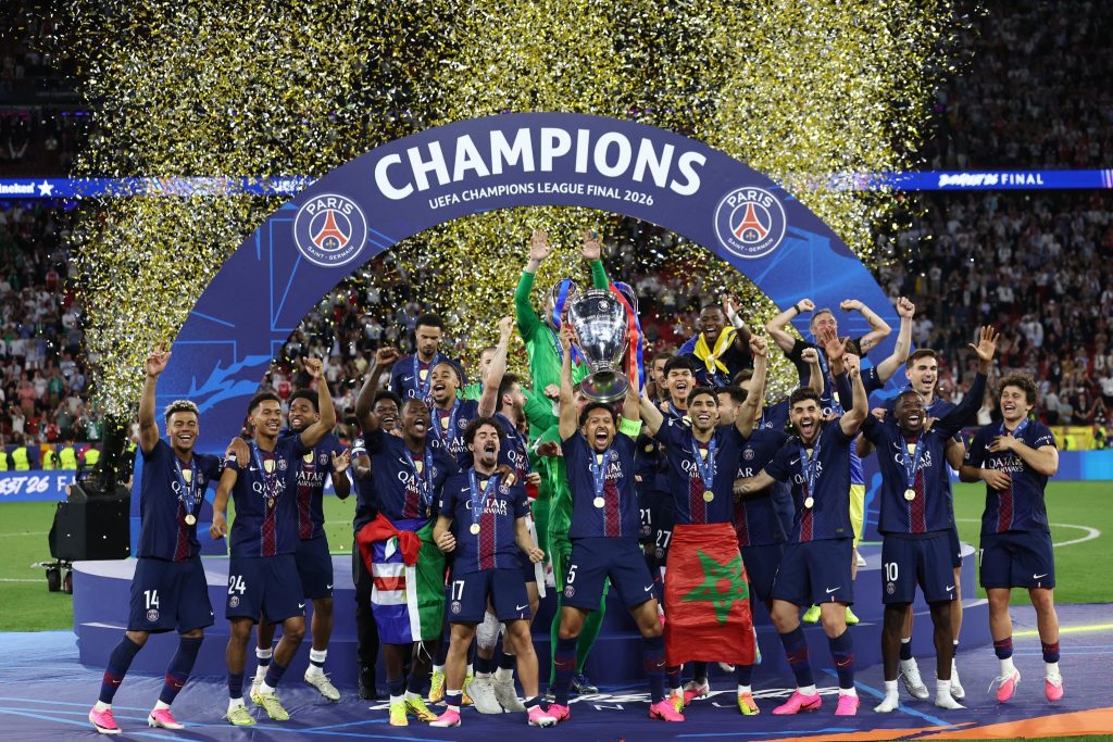 Η απονομή του τροπαίου του Champions League στην Παρί Σεν Ζερμέν (vid)