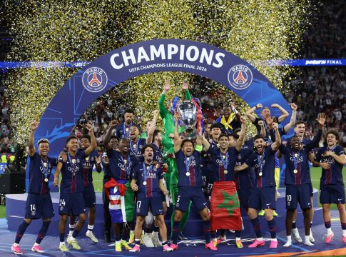 Η απονομή του τροπαίου του Champions League στην Παρί Σεν Ζερμέν (vid)