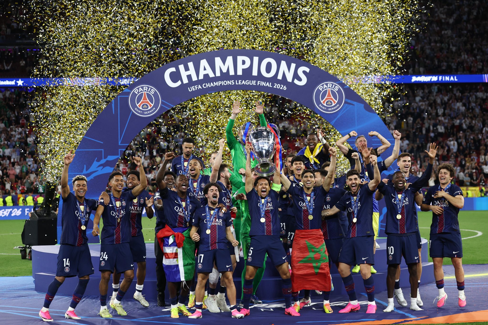 Η απονομή του τροπαίου του Champions League στην Παρί Σεν Ζερμέν (vid)