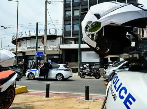 Καλλιθέα: Η στιγμή της σύλληψης του δράστη που πυροβόλησε και τραυμάτισε γυναίκα σε μπαρ