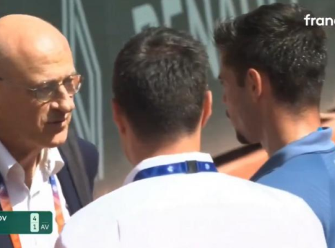 Τρομερό σκηνικό με τενίστα – «Θα τα κάνω μέσα στο γήπεδο» (vid)