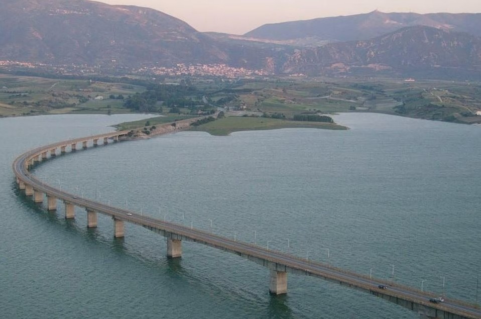 Κοζάνη: Εντοπίστηκε νεκρός άνδρας μέσα σε αυτοκίνητο στη λίμνη Πολυφύτου