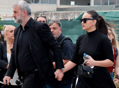 Γωγώ Μαστροκώστα: Τραϊανός και Βικτώρια Δέλλα συγκλονίζουν με τα λόγια τους στους επικηδείους
