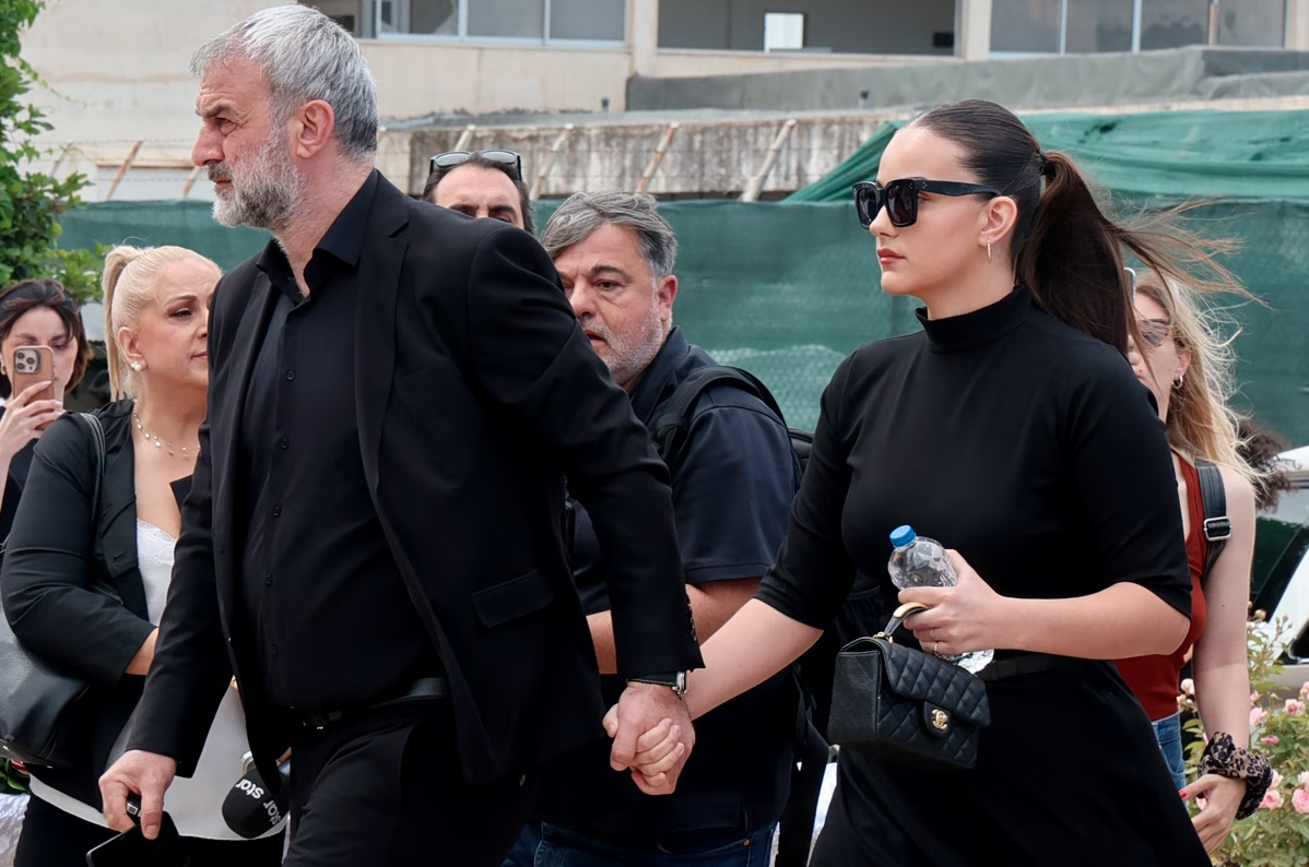Γωγώ Μαστροκώστα: Τραϊανός και Βικτώρια Δέλλα συγκλονίζουν με τα λόγια τους στους επικηδείους