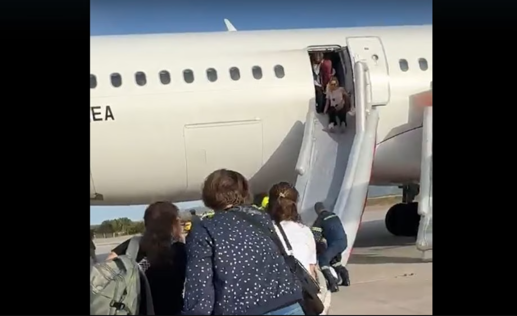 Σκηνές πανικού σε πτήση για Μόναχο – Εκκενώθηκε το αεροπλάνο αφού έκανε αναγκαστική προσγείωση στο «Ελ. Βενιζέλος»