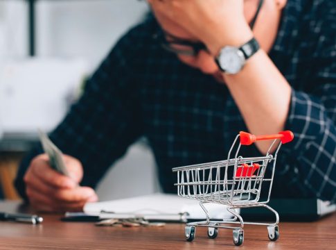 Οι Έλληνες είναι οι πιο απαισιόδοξοι καταναλωτές στην ΕΕ – Κάνουν μικροαγορές και δεν αποταμιεύουν