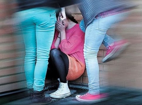 Αμαλιάδα: Άγριος ξυλοδαρμός έξω από γυμνάσιο – Στο νοσοκομείο 13χρονη μαθήτρια