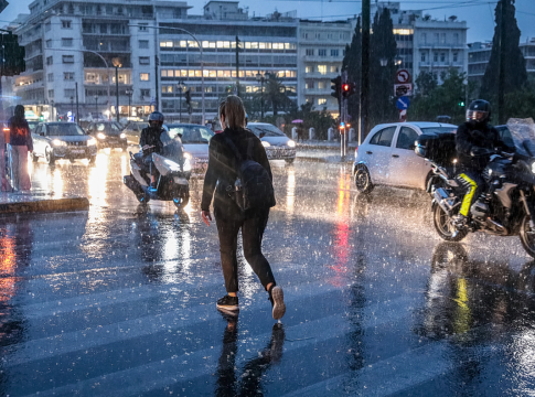 Καιρός: Σκηνικό φθινοπώρου και ξαφνική νεροποντή στην Αθήνα – Βγήκαν ξανά ομπρέλες και αδιάβροχα