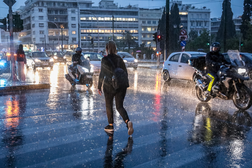 Καιρός: Σκηνικό φθινοπώρου και ξαφνική νεροποντή στην Αθήνα – Βγήκαν ξανά ομπρέλες και αδιάβροχα