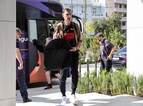 Έφτασε στο ξενοδοχείο η αποστολή του Ολυμπιακού (pics)