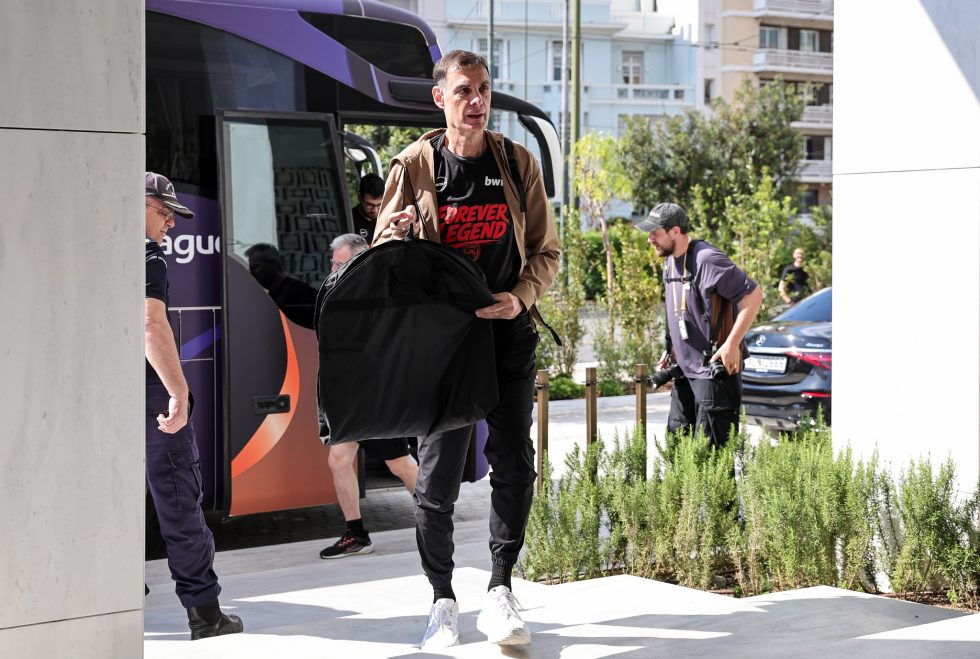 Έφτασε στο ξενοδοχείο η αποστολή του Ολυμπιακού (pics)