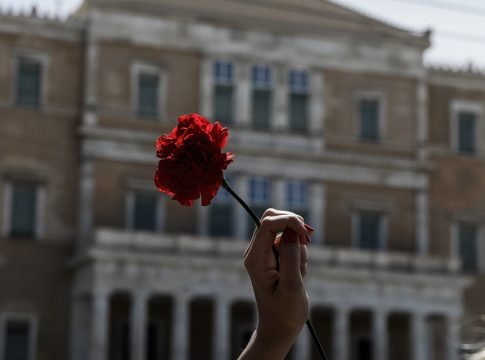 Συγκεντρώσεις σε όλη τη χώρα για την Εργατική Πρωτομαγιά: Δεμένα τα πλοία στα λιμάνια, πώς θα κινηθούν τα ΜΜΜ