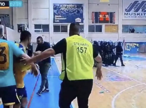 Έχει ξεφύγει η κατάσταση στην Κύπρο: Επεισόδια και διακοπή σε αγώνα… Futsal! (vid)