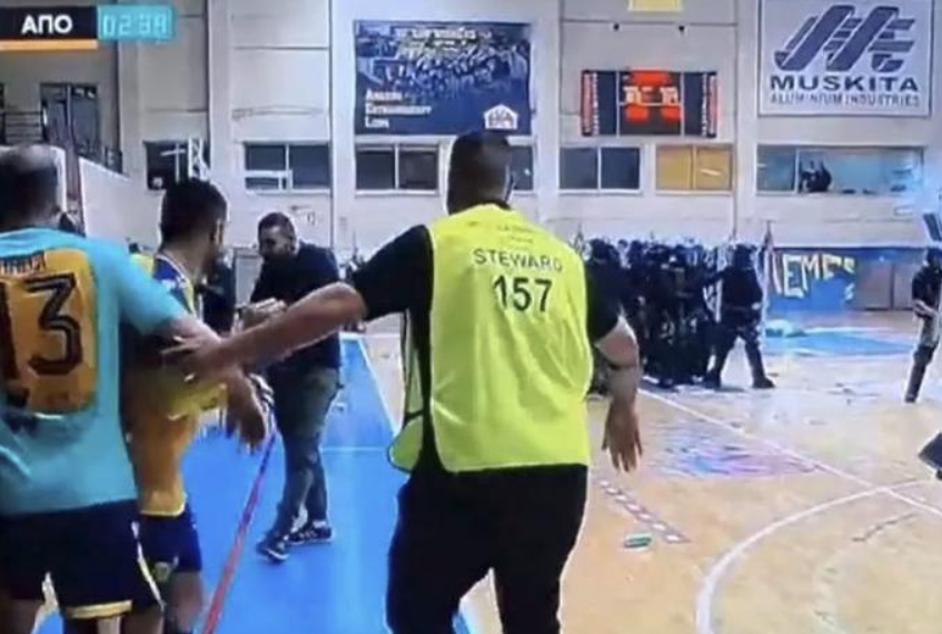 Έχει ξεφύγει η κατάσταση στην Κύπρο: Επεισόδια και διακοπή σε αγώνα… Futsal! (vid)
