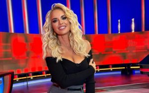 Ούτε τρέσες, ούτε εξτένσιον: Με αγορέ μαλλί η Μαρία Μπεκατώρου (pic)