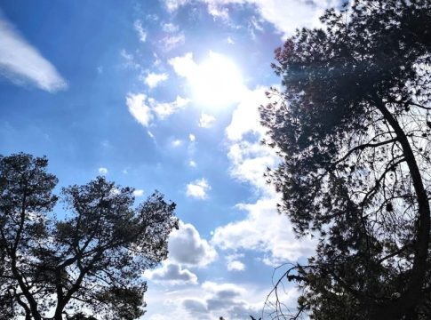 Καιρός: Άνοδος της θερμοκρασίας και βροχές στα ορεινά το τριήμερο του Αγίου Πνεύματος – 35άρια τη Δευτέρα