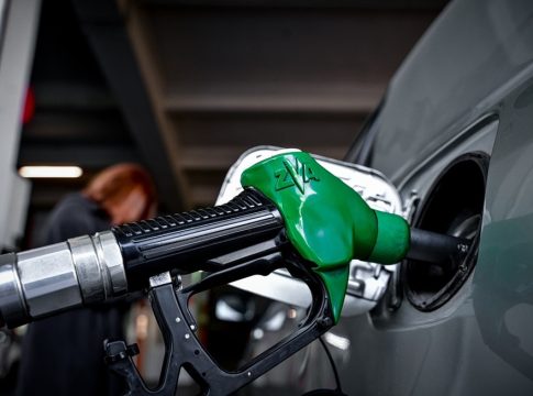 Καύσιμα: Πορεία για 2,15 ευρώ το λίτρο χαράσσει η αμόλυβδη – Ανησυχία στους καταναλωτές