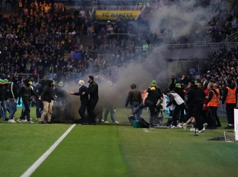 Χάος και διακοπή στο Ναντ – Τουλούζ: Επεισόδια και εισβολή οπαδών των «καναρινιών» στον αγωνιστικό χώρο (vid)