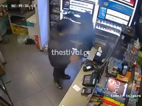 Θεσσαλονίκη: Συνελήφθησαν τρεις ανήλικοι για ένοπλη ληστεία σε ψιλικατζίδικο – Το είχαν σκάσει από τη φυλακή