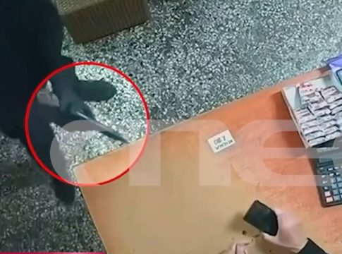 Βίντεο ντοκουμέντο – Ένοπλη ληστεία σε μίνι μάρκετ από συμμορία νεαρών που δρούσε στα βόρεια προάστια της Αττικής
