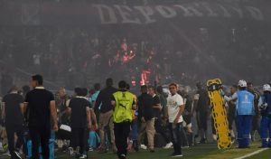 Χάος στο Ιντεπεντεντιέντε Μεντεγίν – Φλαμένγκο: Ντου οπαδών, φωτοβολίδες και δακρυγόνα (vids)