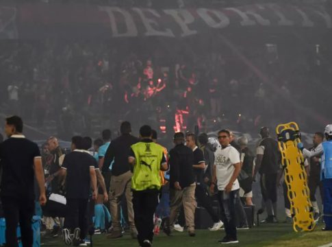 Χάος στο Ιντεπεντεντιέντε Μεντεγίν – Φλαμένγκο: Ντου οπαδών, φωτοβολίδες και δακρυγόνα (vids)