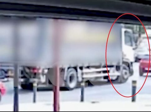 Άνω Πατήσια: Η στιγμή που φορτηγό παρασύρει και σκοτώνει την ηλικιωμένη – Βίντεο ντοκουμέντο