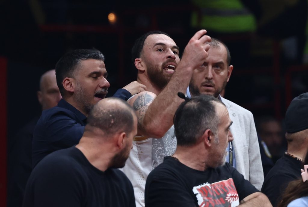 Απολογήθηκε ο Τζέιμς για το περιστατικό με τον διαιτητή: «Η συμπεριφορά μου έβλαψε την ομάδα» (pic)