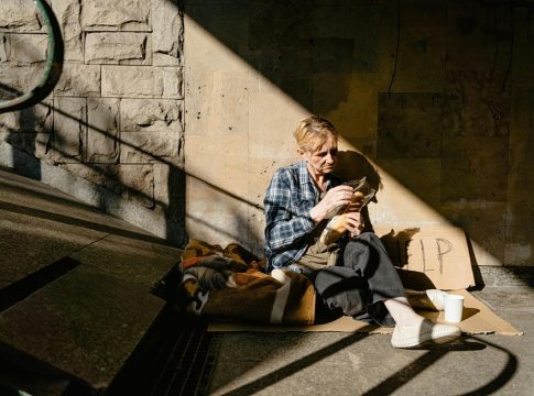 Eurostat: Στην κορυφή του κινδύνου φτώχειας η Ελλάδα – Ο πληθωρισμός γονατίζει τα νοικοκυριά στην ΕΕ