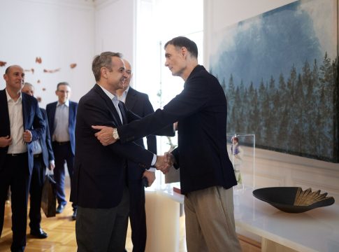 Το δώρο του Μπαρτζώκα στον Μητσοτάκη (vid)