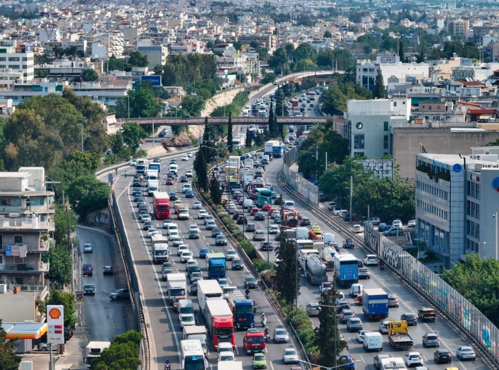 Κυκλοφοριακό χάος στον Κηφισό: Επεσαν μπάζα από φορτηγό στο οδόστρωμα