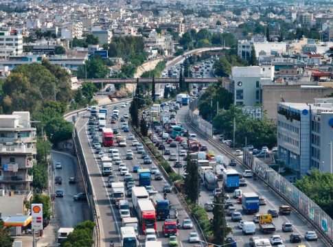 Κυκλοφοριακό χάος στον Κηφισό: Επεσαν μπάζα από φορτηγό στο οδόστρωμα